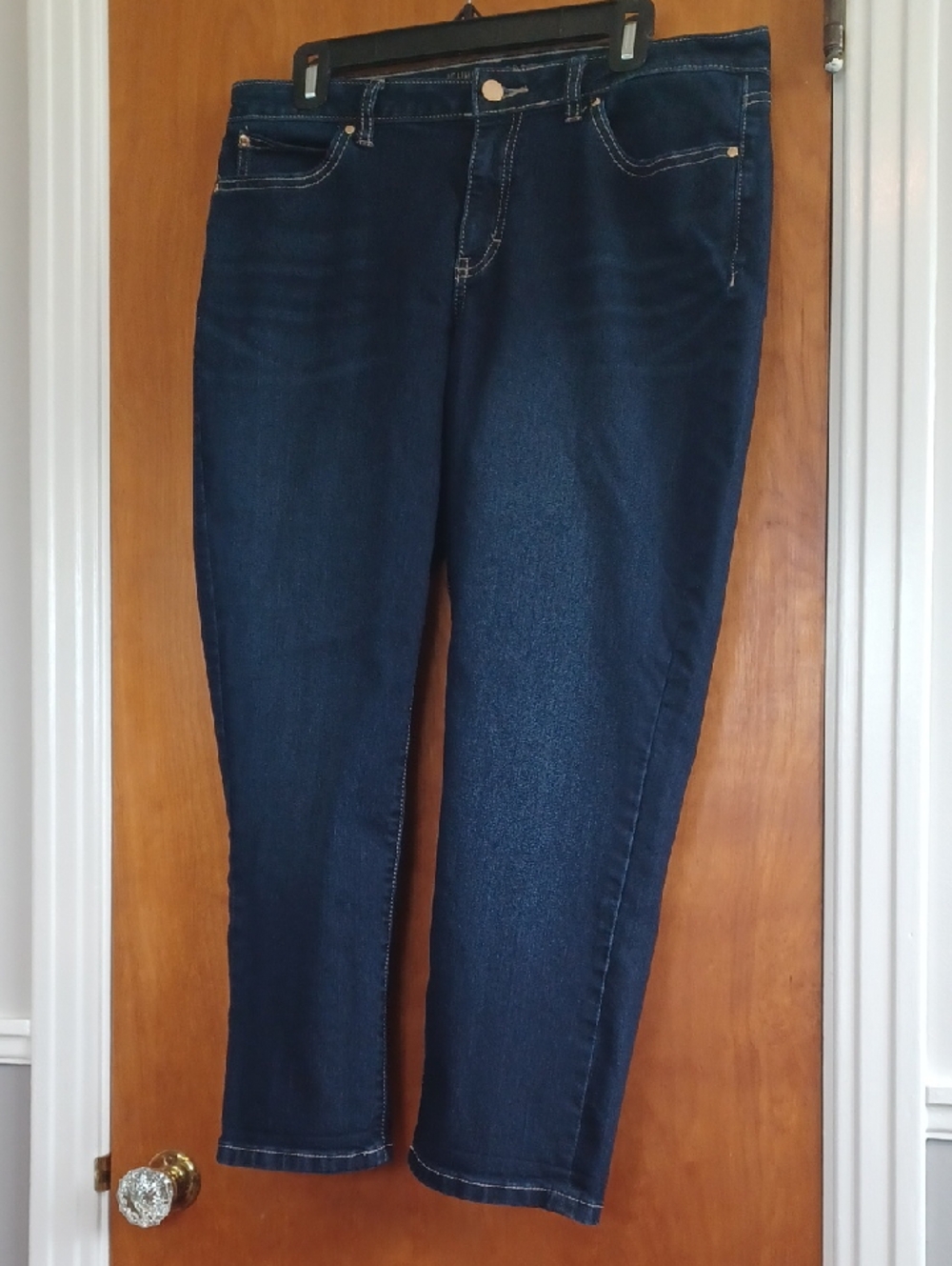 Jennifer Lopez Sz.14 Denim Capris.  R.10".L.25". W.35" Dark Wash.  EUC!
